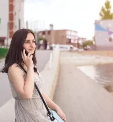 femme reserve un taxi savoie